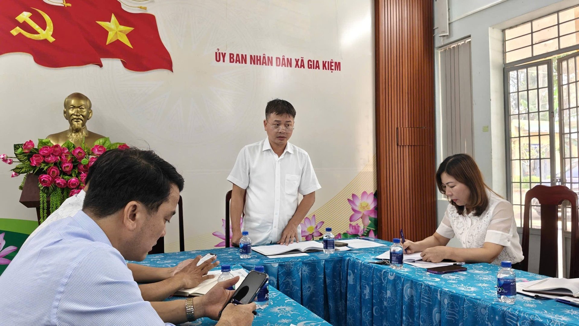 Phó Chủ tịch UBND xã làm việc với Trung tâm Dịch vụ tổng hợp và Phòng Văn hóa - Xã hội