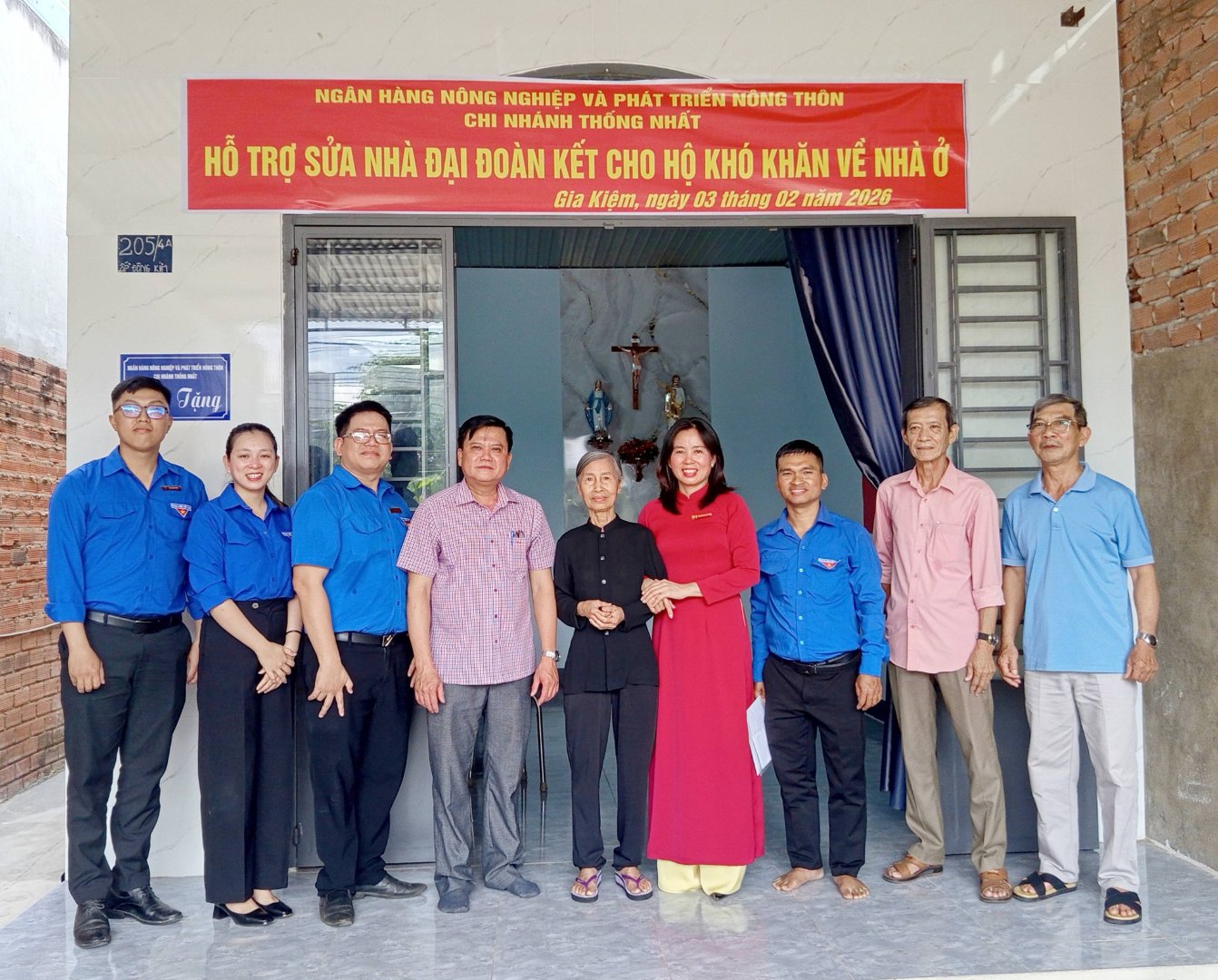 Trao quyết định công nhận hoàn thành sửa chữa các hạng mục nhà cho hộ bà Trần Thị Chỉ ở ấp Đông Kim