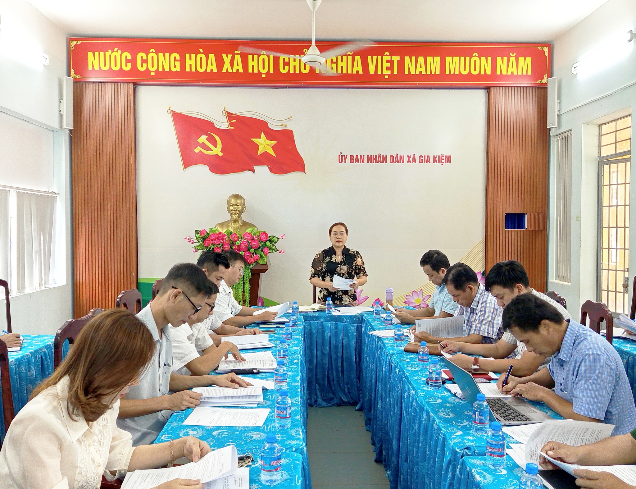 Chiều 16-4, Ủy ban nhân dân xã Gia Kiệm, tỉnh Đồng Nai tổ chức họp để thông qua một số nhiệm vụ trọn