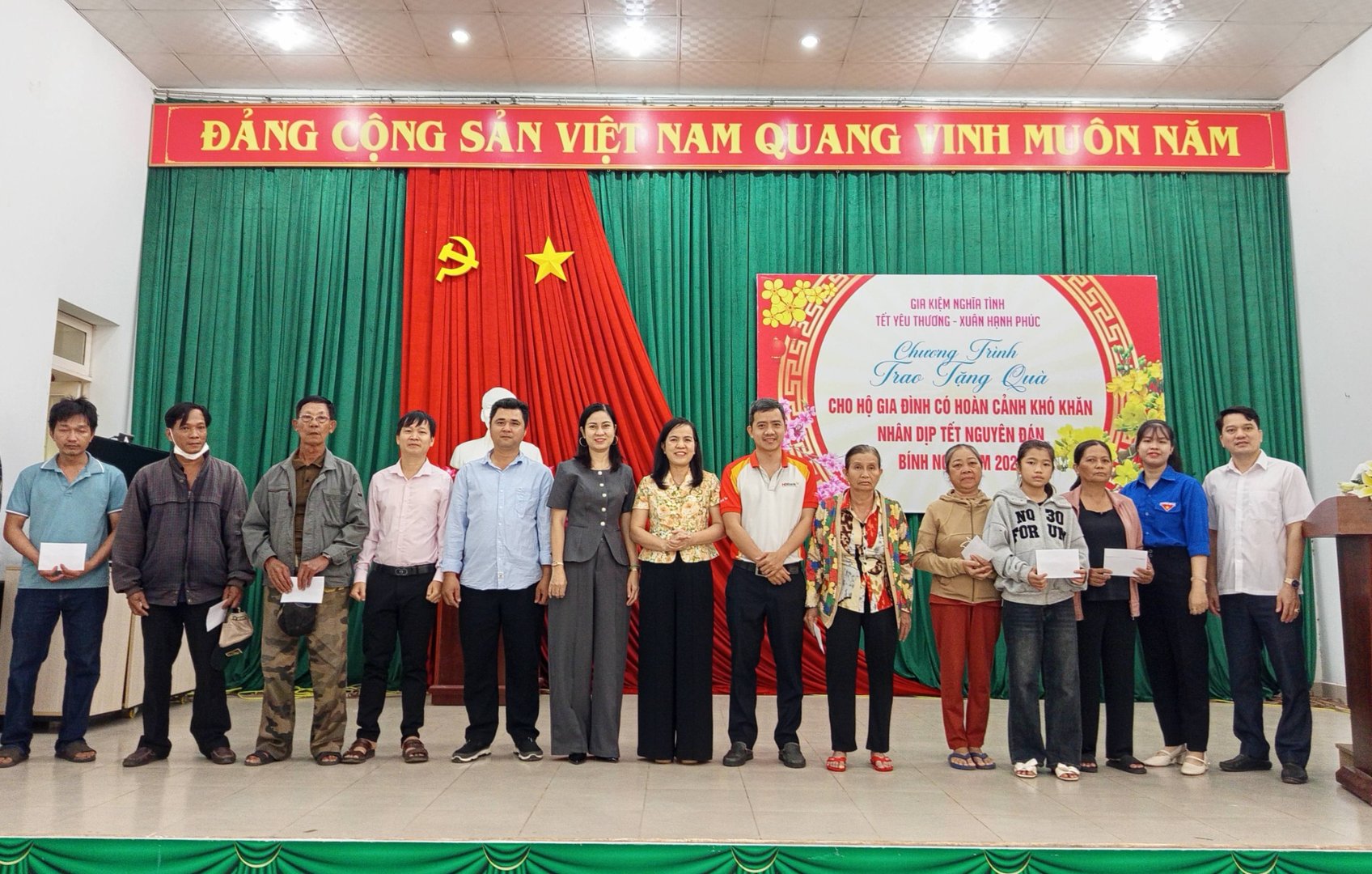 Trao quà cho hộ gia đình có hoàn cảnh khó khăn nhân dịp Tết Nguyên đán Bính Ngọ năm 2026