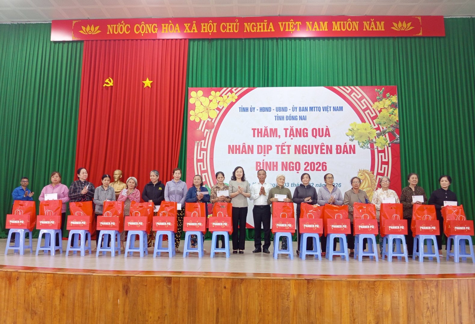 Đoàn công tác của tỉnh Đồng Nai đến thăm và tặng quà nhân dịp Tết Nguyên đán Bính Ngọ 2026 trên địa bàn xã Gia Kiệm.