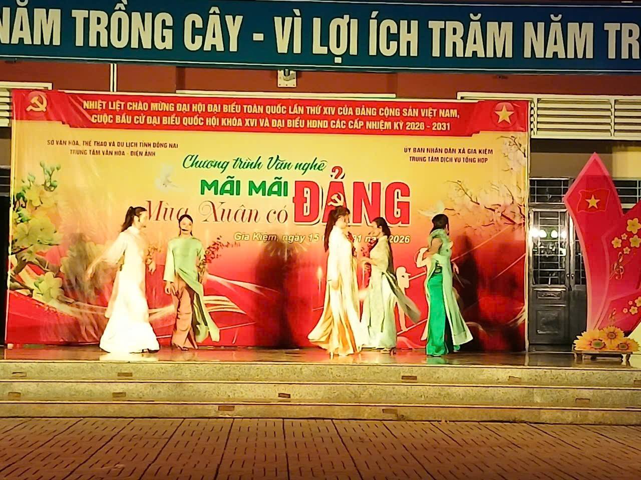 Chương trình văn nghệ lưu động với chủ đề "Mãi Mãi Mùa Xuân Có Đảng"