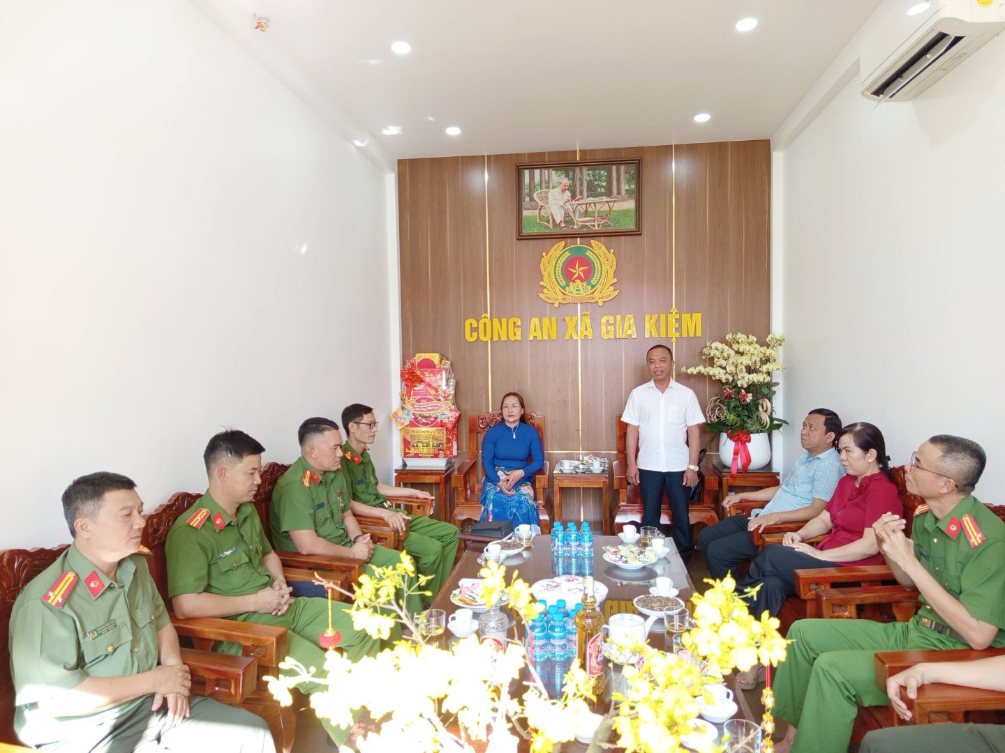 Đến thăm, chúc Tết Công an xã, Ban Chỉ huy quân sự xã và Trạm Y tế xã