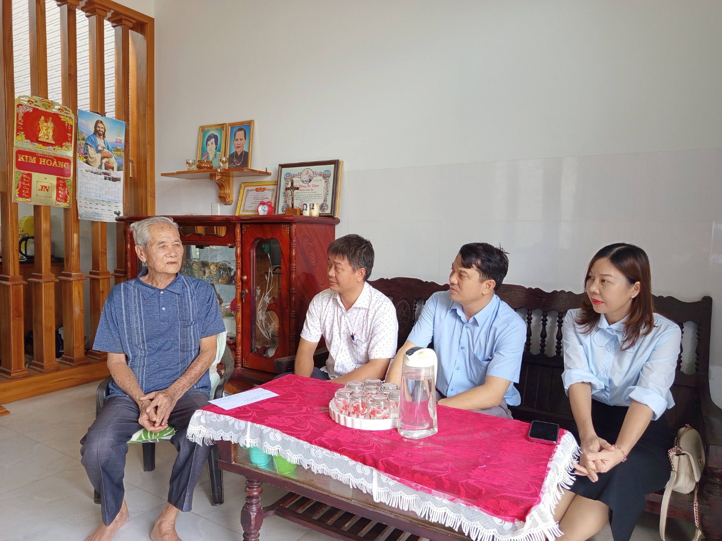 Tặng quà cho gia đình chính sách, người có công với cách mạng trên địa bàn xã nhân dịp Tết Nguyên đán Bính Ngọ năm 2026