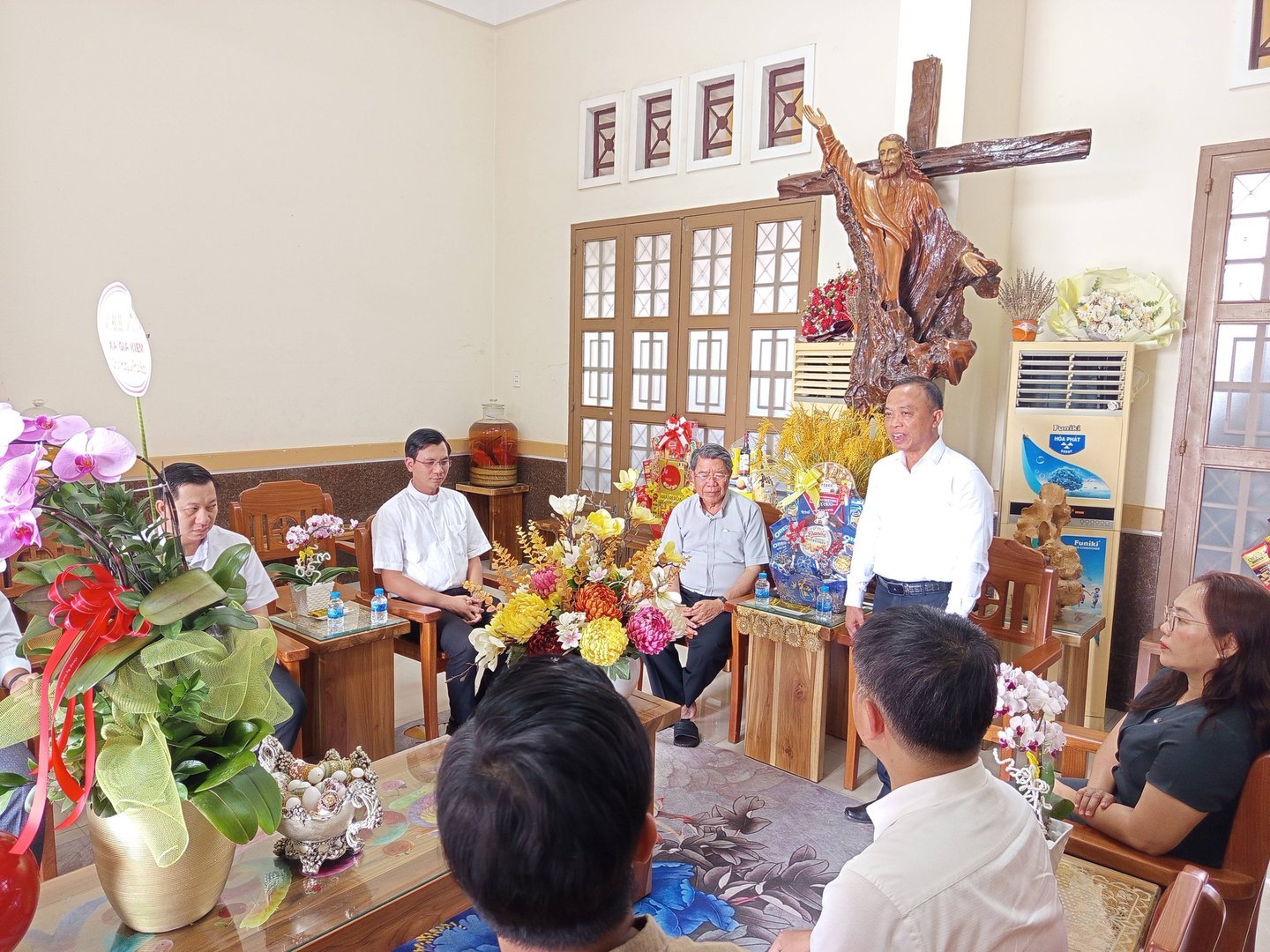 Lãnh đạo xã Gia Kiệm thăm chúc mừng Lễ Phục sinh 2026 tại các giáo xứ