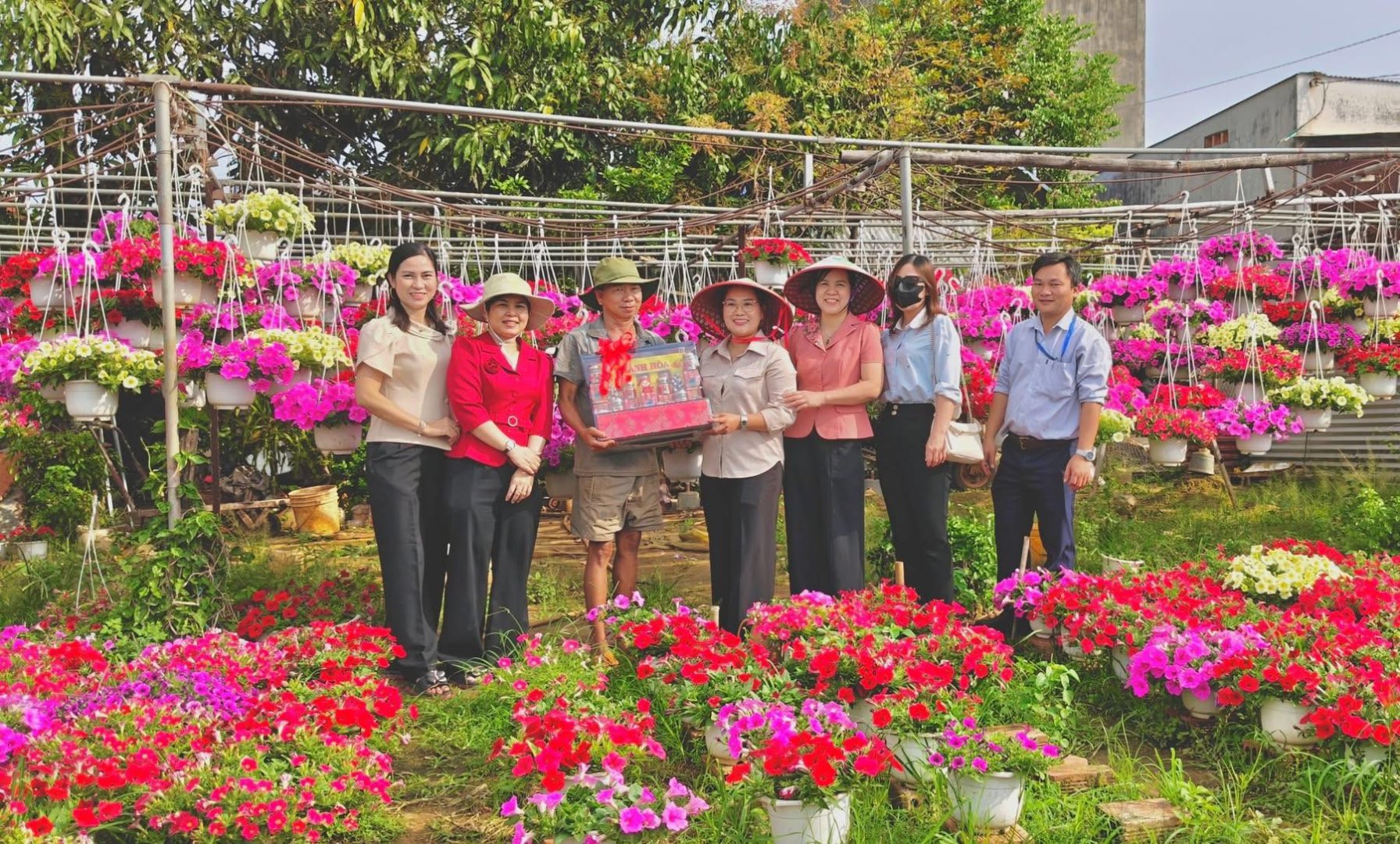 Tổ chức đi thăm và trao quà động viên một số hộ dân trồng hoa trên địa bàn xã, phục vụ thị trường Tết Bính Ngọ 2026
