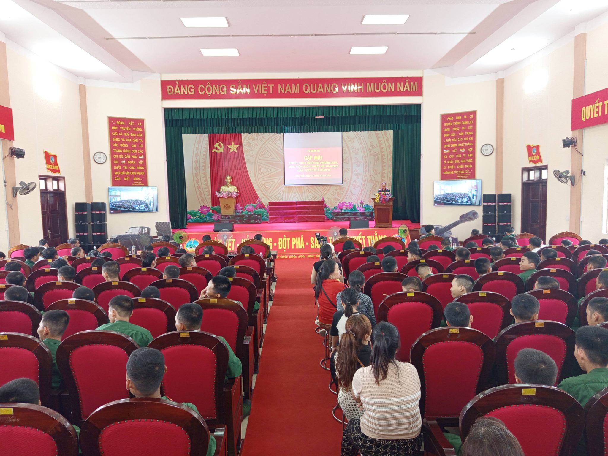 Sáng 19-4, Phó Chủ tịch UBND xã Gia Kiệm Đỗ Anh Mỹ và Thượng tá Lê Như Long, Chỉ huy trưởng Ban Chỉ