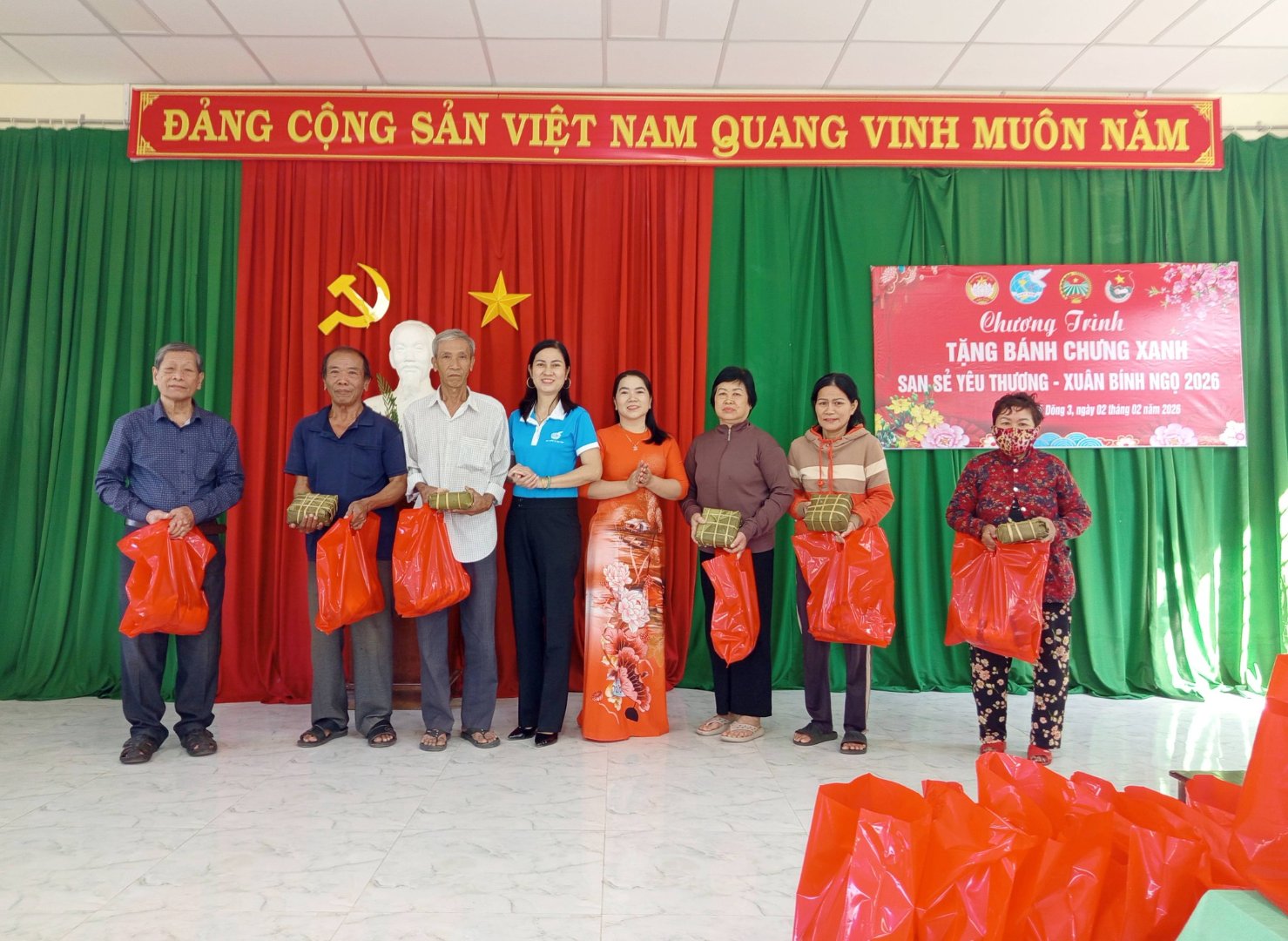 Ấp Võ Dõng tặng bánh chưng xanh san sẻ yêu thương-Xuân Bính Ngọ năm 2026