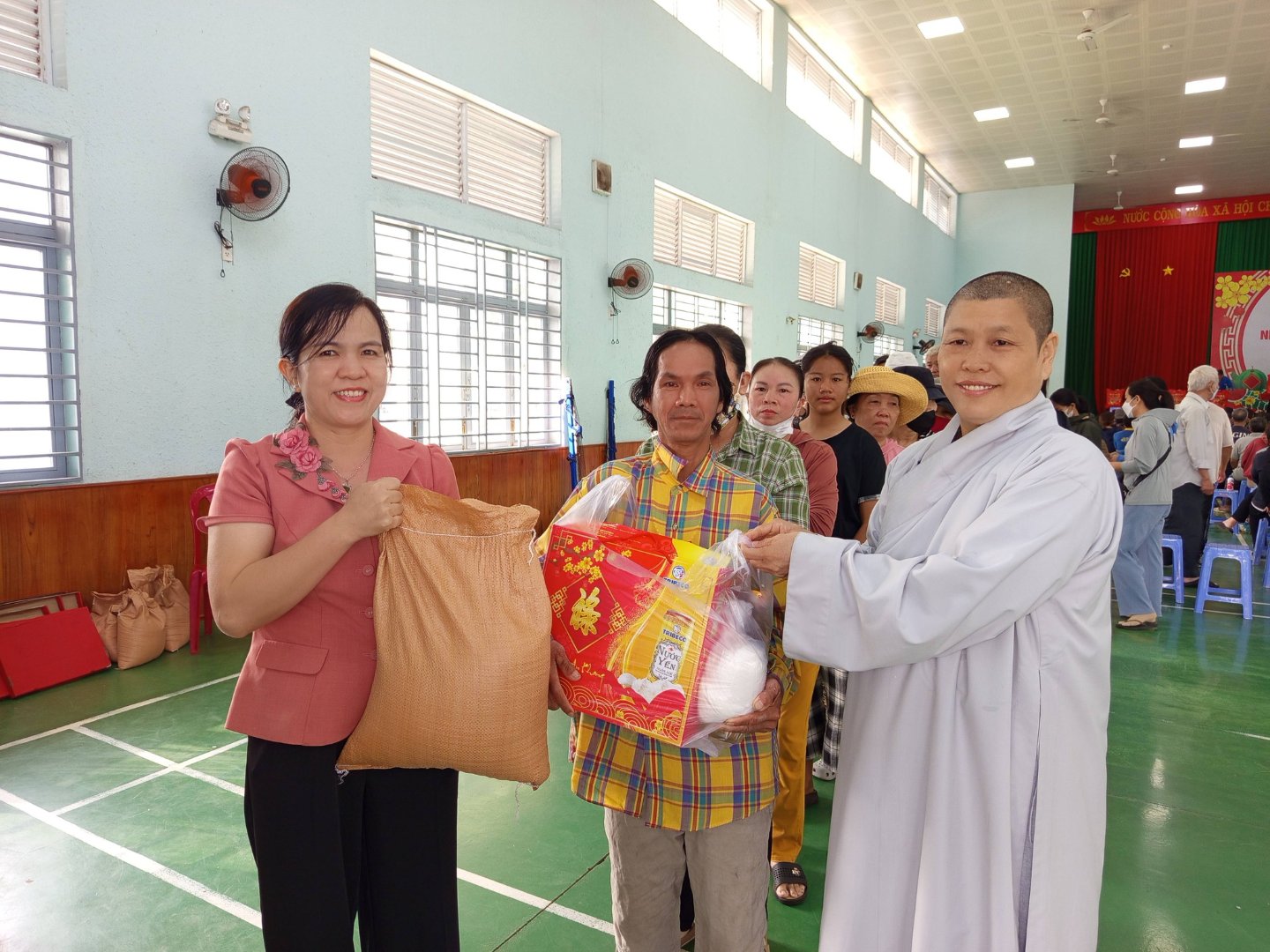 Trao 220 phần quà cho các hộ nghèo, hộ có hoàn cảnh khó khăn trên địa bàn xã