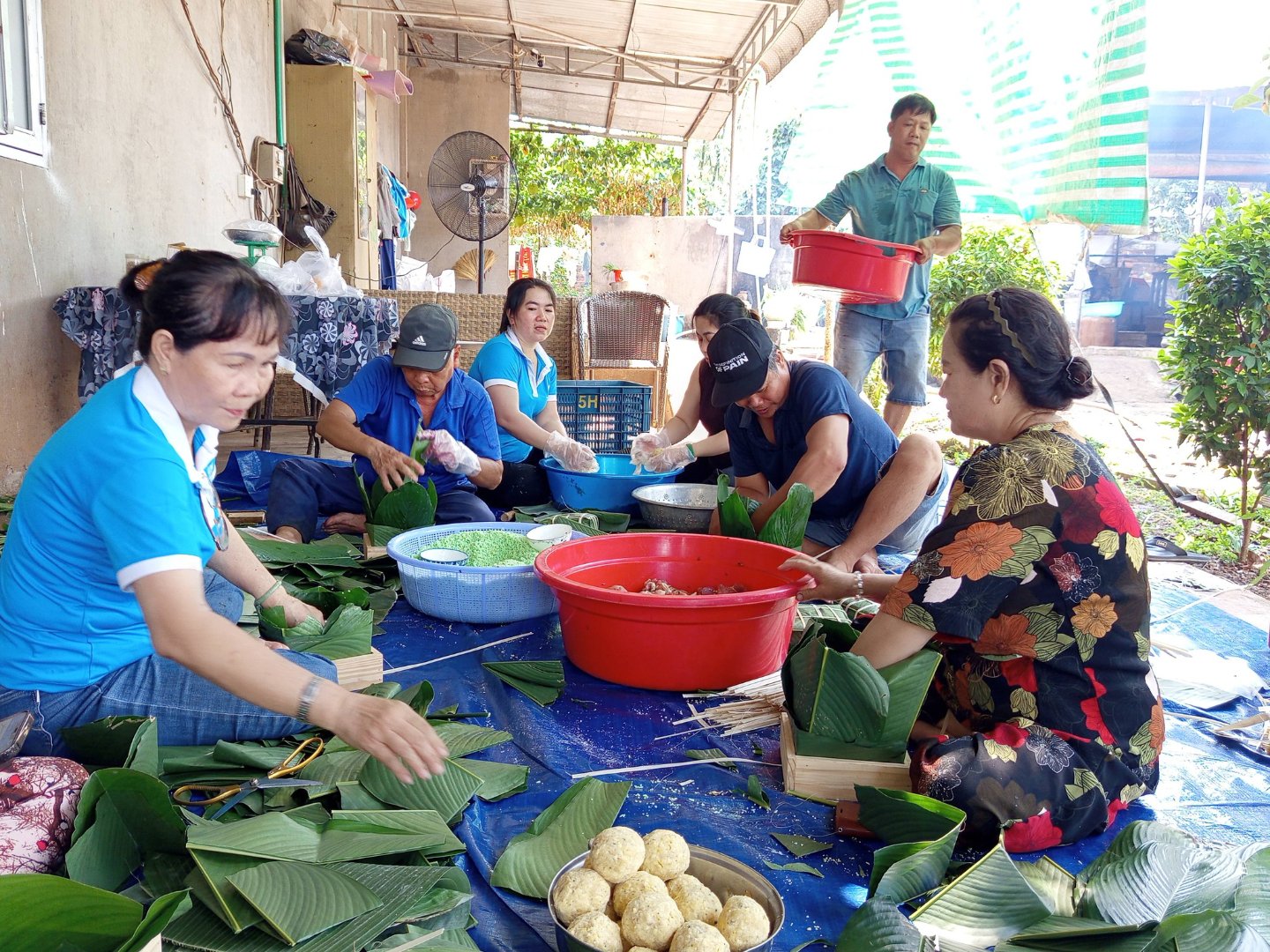 Ấp Võ Dõng 3, xã Gia Kiệm, tỉnh Đồng Nai chung tay gói bánh chưng, bánh tét để gửi tặng các hộ gia đình khó khăn trên địa bàn ấp