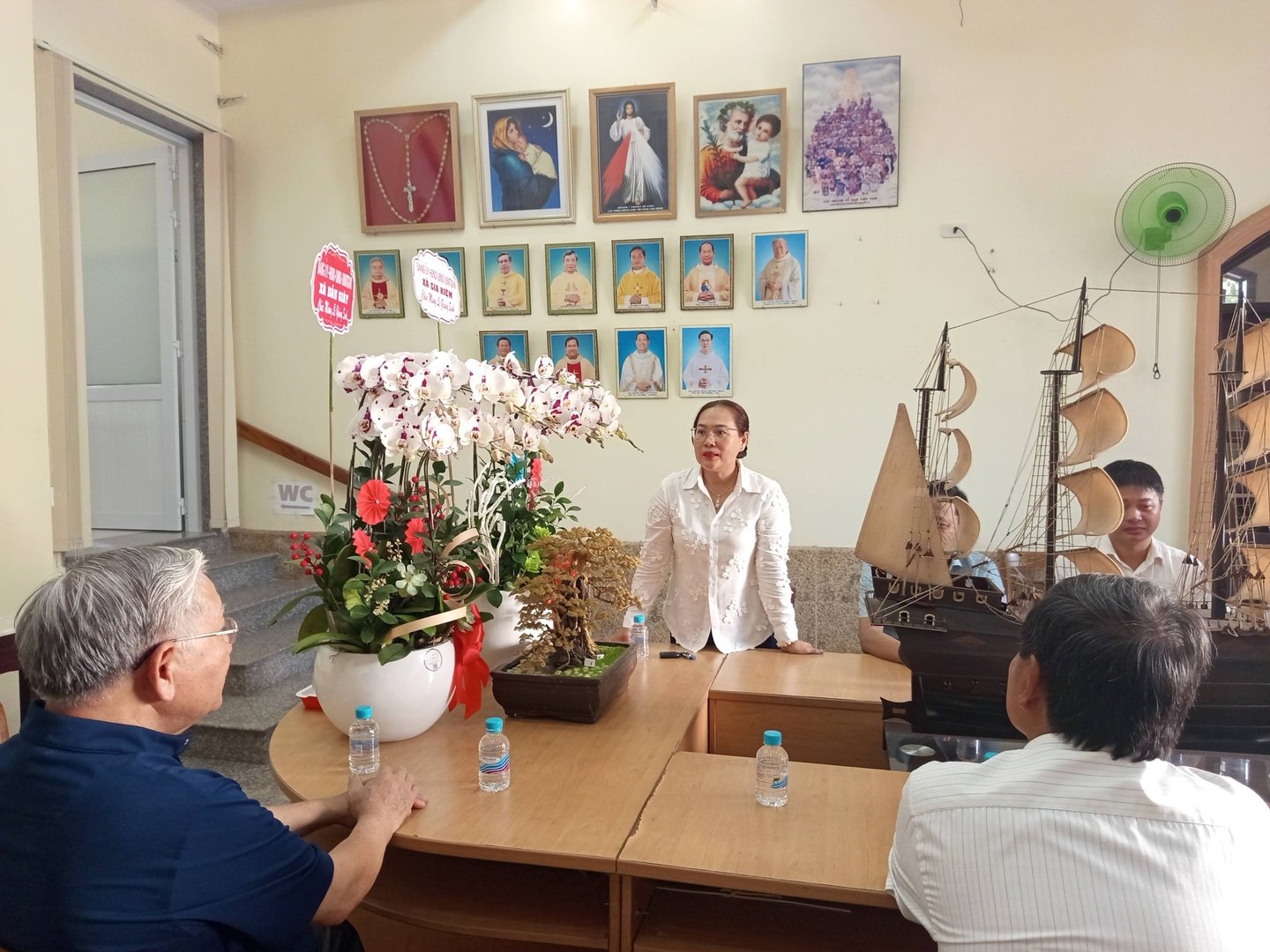 Lãnh đạo xã thăm chúc mừng Giáng sinh tại Giáo xứ Hưng Bình